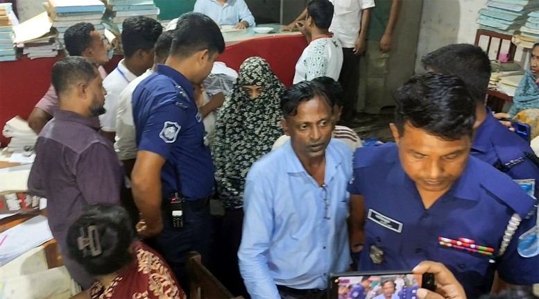 নড়িয়া জাল দলিলে নামজারি, জমি বিক্রি করতে এসে প্রবাসীর স্ত্রী সহ আটক ৩