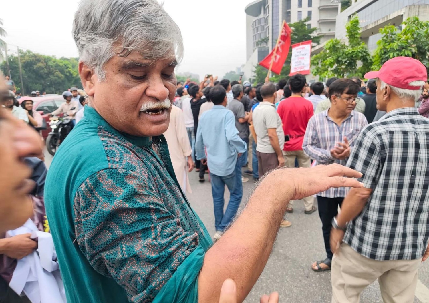 ডিপি ওয়ার্ল্ডকে টার্মিনাল দেওয়ার প্রতিবাদে আন্দোলনকারীদের লাঠিপেটা