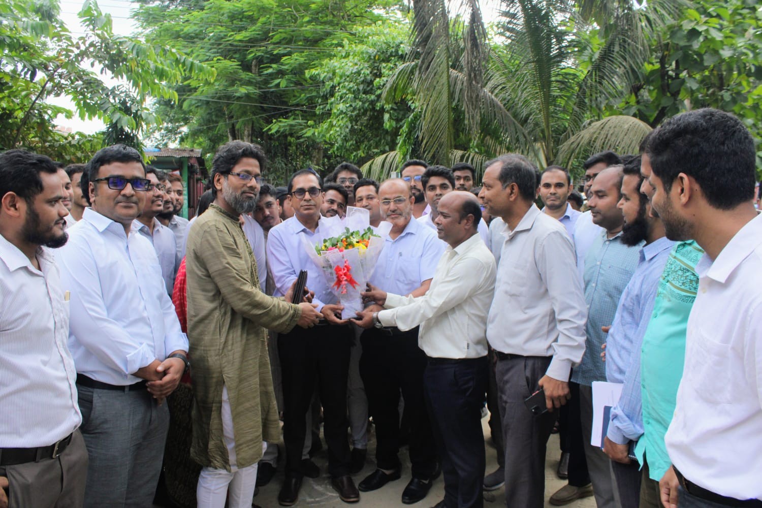 ফুলেল শুভেচ্ছায় বরণ, হবিগঞ্জ কৃষি বিশ্ববিদ্যালয়ের ভিসি হিসেবে দায়িত্ব নিলেন অধ্যাপক ড. মো. মোজাম্মেল হক