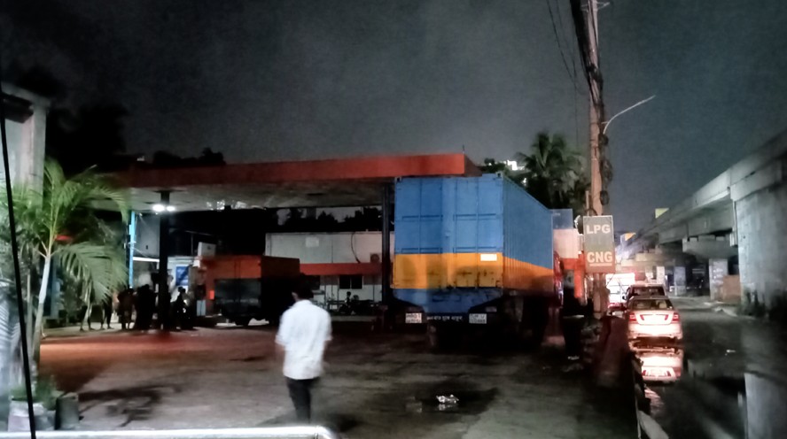 গাজীপুরে গভীর রাতে ফিলিং স্টেশনে সিলিন্ডার সিন্ডিকেট, গ্যাস না পেয়ে ড্রাইভারদের ক্ষোভ