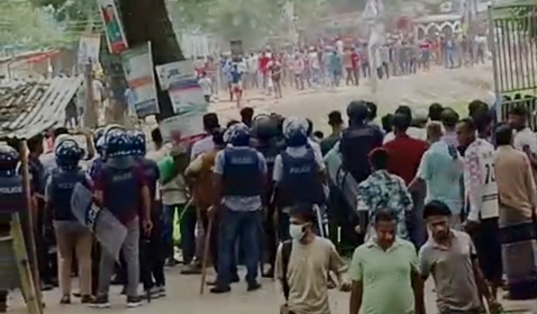 কসবা তুচ্ছ ঘটনাকে কেন্দ্র করে গ্রামবাসীর মধ্যে দফায় দফায় সংঘর্ষ