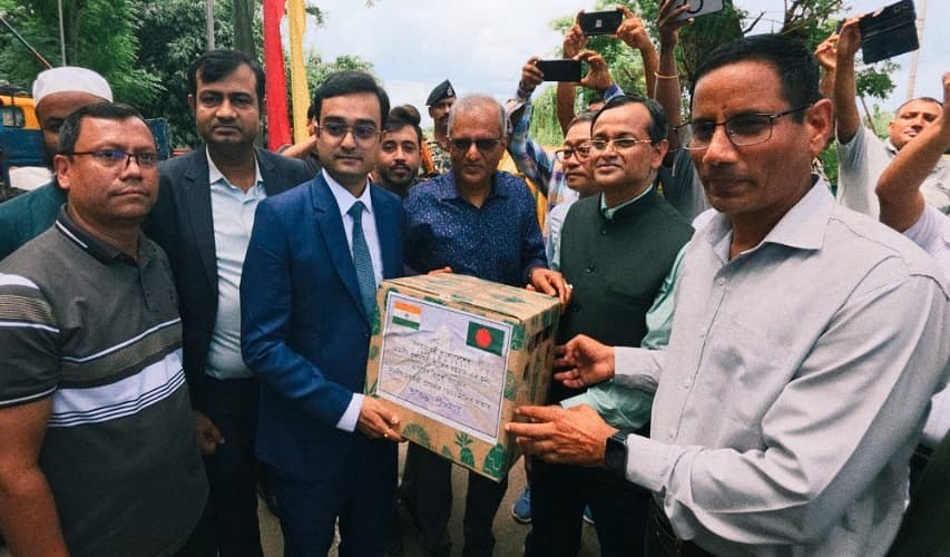 প্রধানমন্ত্রী জন্য  আনারস উপহার পাঠিয়েছেন  ত্রিপুরা রাজ্যের মুখ্যমন্ত্রী